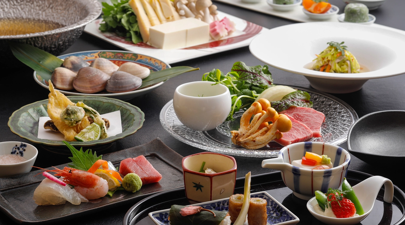 テーブルいっぱいに品数豊富に並ぶ、色鮮やかな部屋食の会席料理。