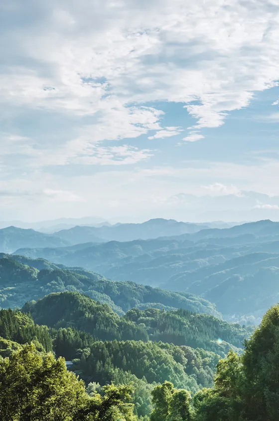 幾重にも重なる青い山々と広い空が広がる、清々しい有馬の山並み。