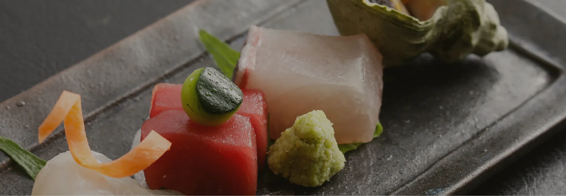 旬の海鮮を贅沢に味わう、彩り豊かなお造りの盛り合わせ。