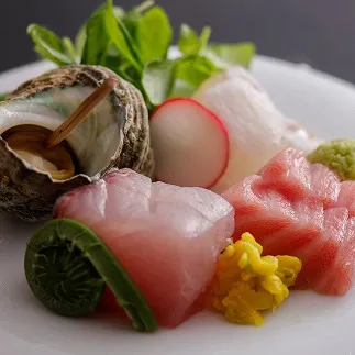 さざえの殻盛りやマグロ、旬魚を彩り豊かに盛り付けたお造り。