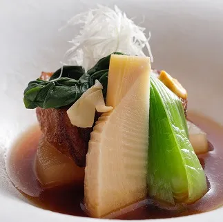 味が染みた豚の角煮と筍、青菜を盛り付けた上品な煮物。