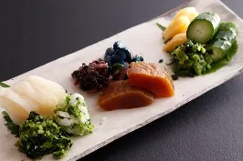 白い角皿に綺麗に並べられた、彩り豊かな各種香の物の盛り合わせ。
