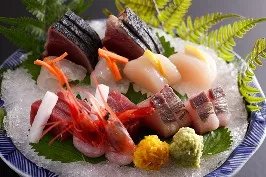 新鮮な旬魚のお造り盛り合わせ。