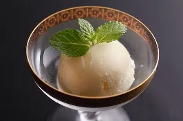 金縁のガラス器に盛られた、ミントが添えられた旬のシャーベット。