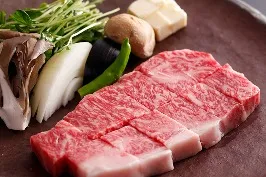 平皿に盛られた、サシの入った厚切りの霜降り和牛と彩り豊かな焼き野菜。