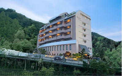自然に囲まれた姉妹館「花結び」の外観