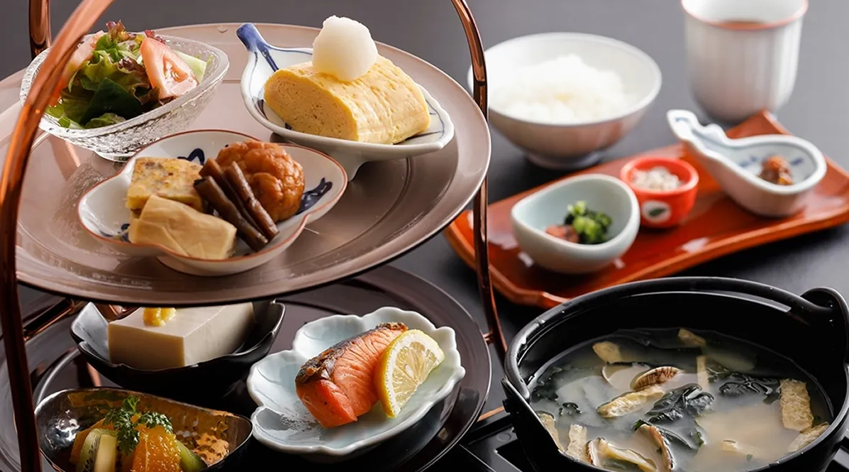 出汁巻き卵や焼き魚、具だくさんのお汁が並ぶ彩り豊かな和朝食。